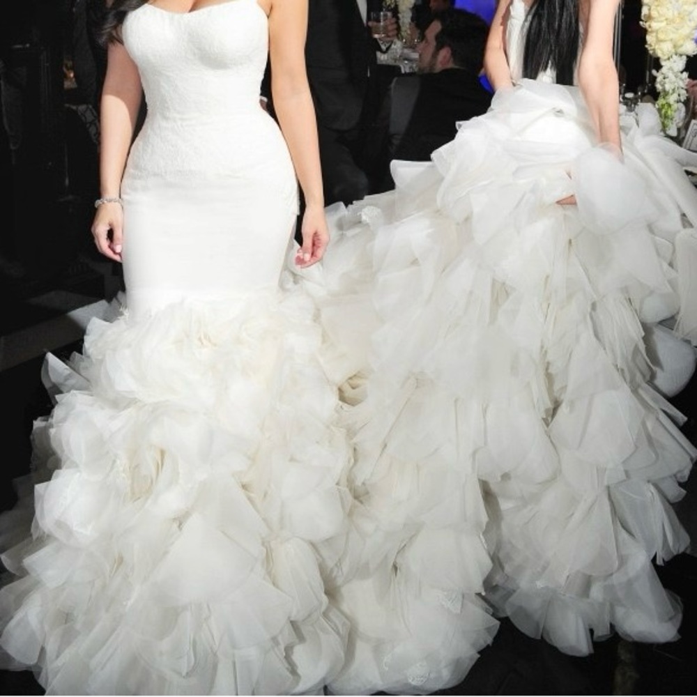Vera Wang - Elegant White Strapless Mermaid Wedding Dress - Picture 2 of 7